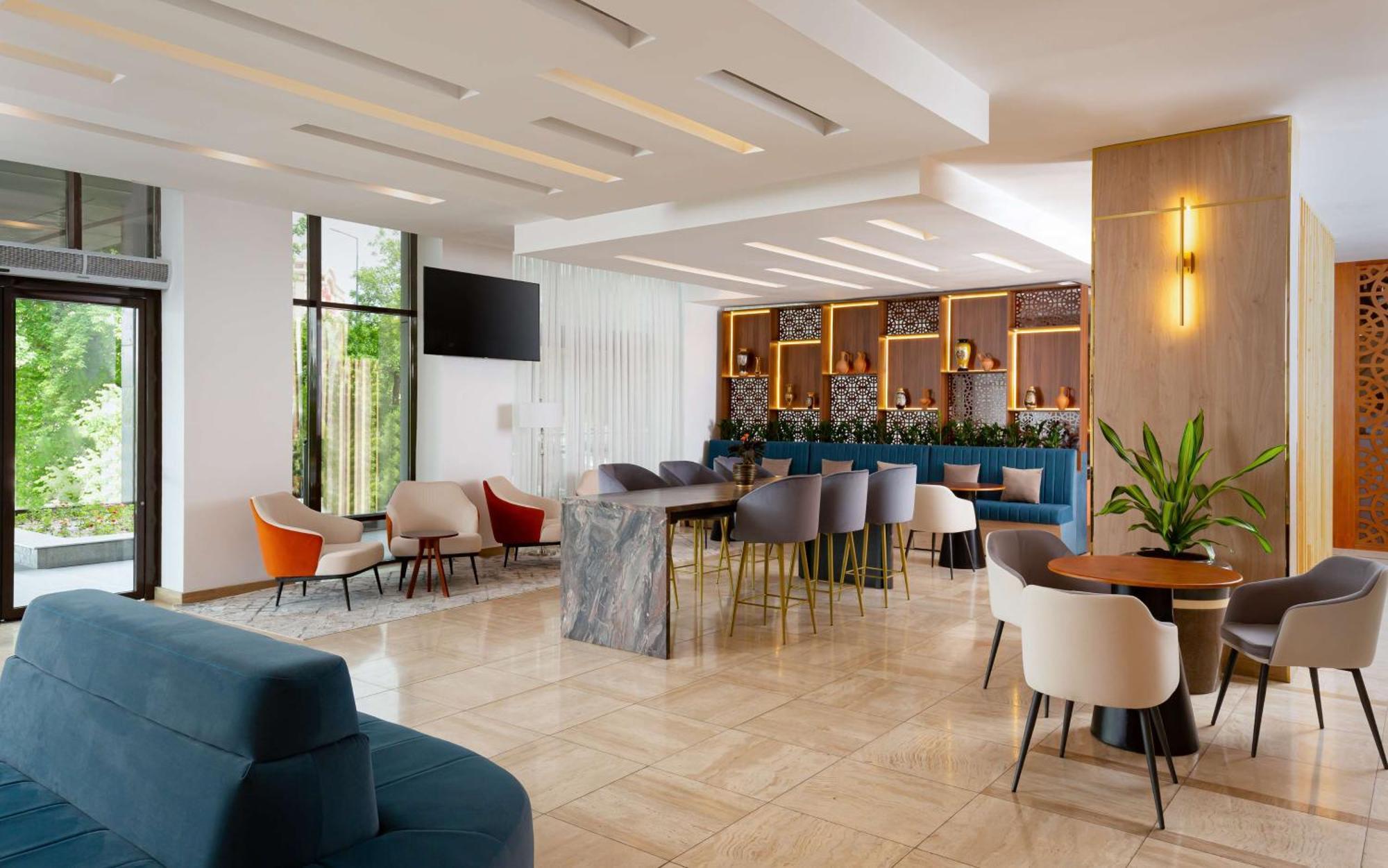 Hotel Doubletree By Hilton Schymkent Exterior foto