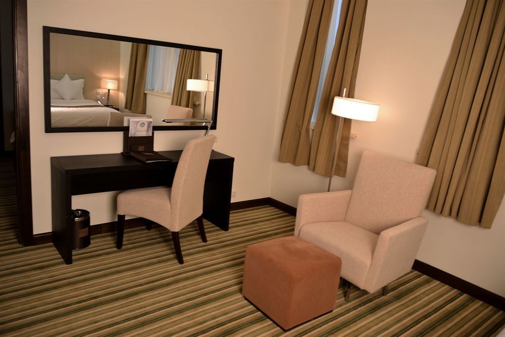 Hotel Doubletree By Hilton Schymkent Exterior foto